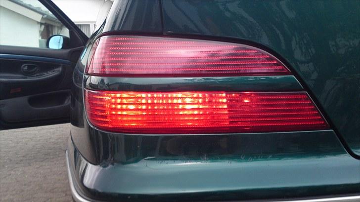 Peugeot 406 2.0 SV turbo SOLGT - har lavet baglyset om så hele den nederste række er kørelys nu og et ekstra bremselys :) (std er der kun et.. her med bremselyset tændt.. og ja tågelyset er der stadig :) billede 3