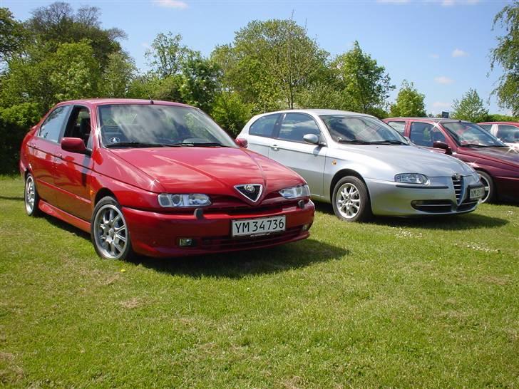 Alfa Romeo 146 2.0 ti - Alfa træf. Ved siden af sin afløser hos fabrikken, Alfa 147.. billede 5