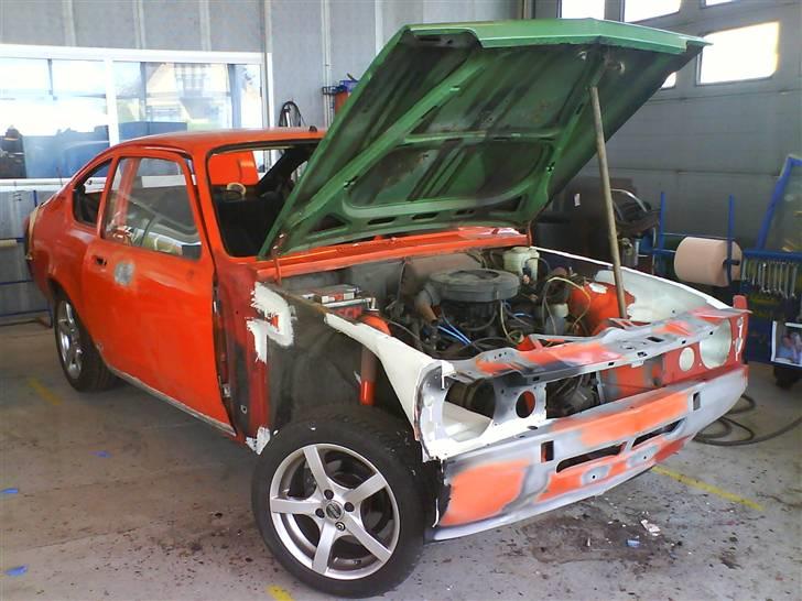 Opel kadett c coupe - efter 65 timers rust og tilpasnings arbejde, er endelig på vej til maler. DEN 21.5.2008 billede 18