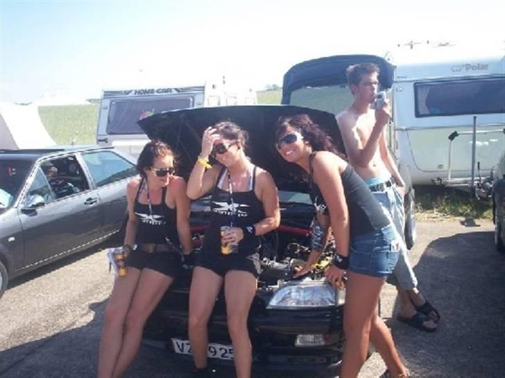 Ford Escort RS2000 - Fotografen kunne godt li mit ventildæksel. men alligevel valgte han at sætte tre damer foran det.  DHB 08 billede 4