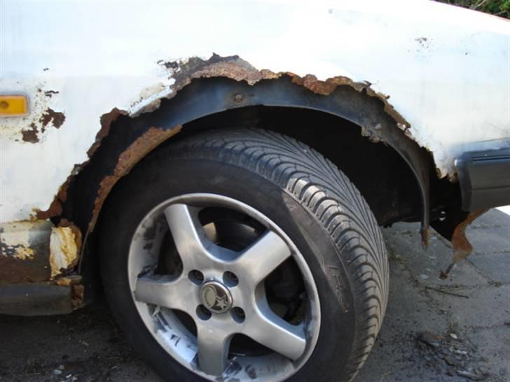 VW Polo Coupé Solgt. - Ja rust var der rigeligt af. Også lige de nye fælge.;) billede 9