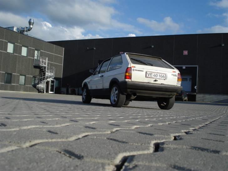 VW Polo Coupé Solgt. - Et billede fra arbejdet af. med de nye lager haller i baggrunden. 4 Haller på omkring 650kvadrat meter. billede 14