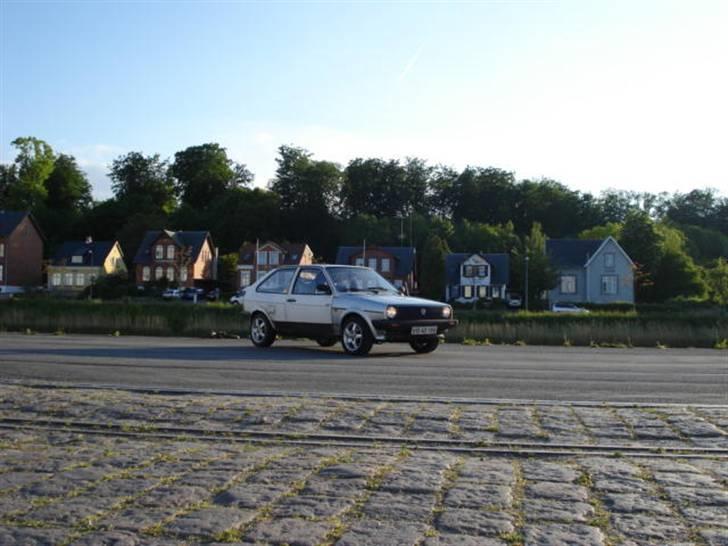 VW Polo Coupé Solgt. - Odense havn. meget tættere på vand kommer vi ikke. billede 17