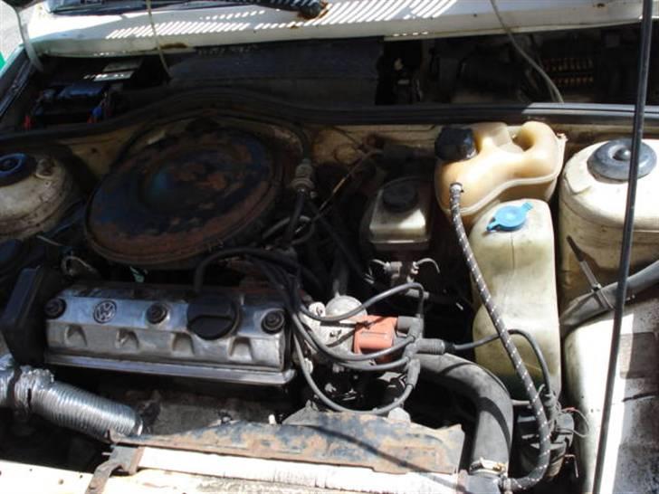 VW Polo Coupé Solgt. - Det er så her de små ponyer gemmer sig.. ventil dækslet er ikke færdig poleret. Eller det er helle motor rummet slet ikke endnu. billede 19