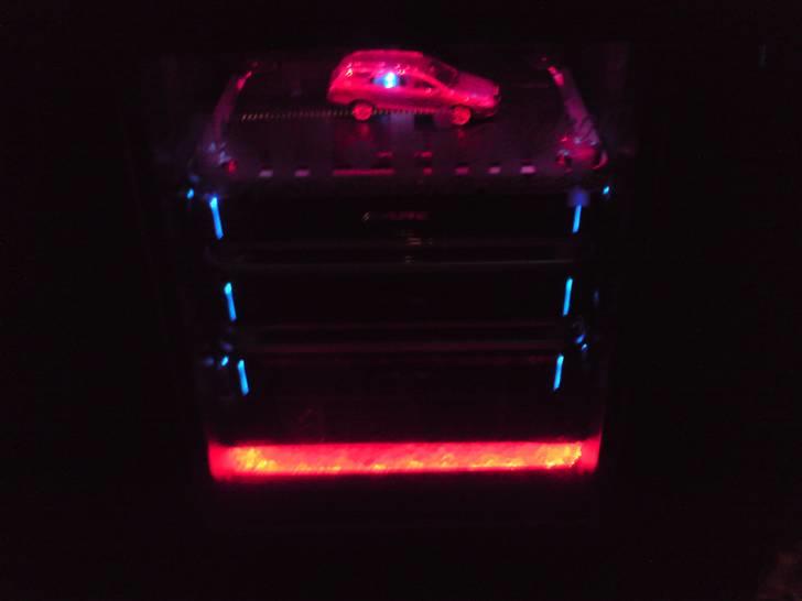 VW Passat Variant Highline   - Lysshow i bagagerummet, røde og blå dioder billede 8
