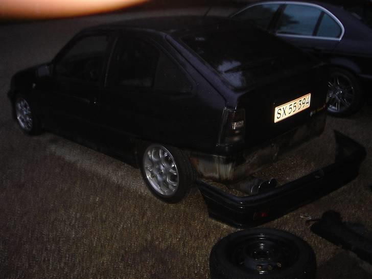 Opel Kadett GSI - Så skulle panelet skiftes. Et billede af den gamle bagklap også. billede 5
