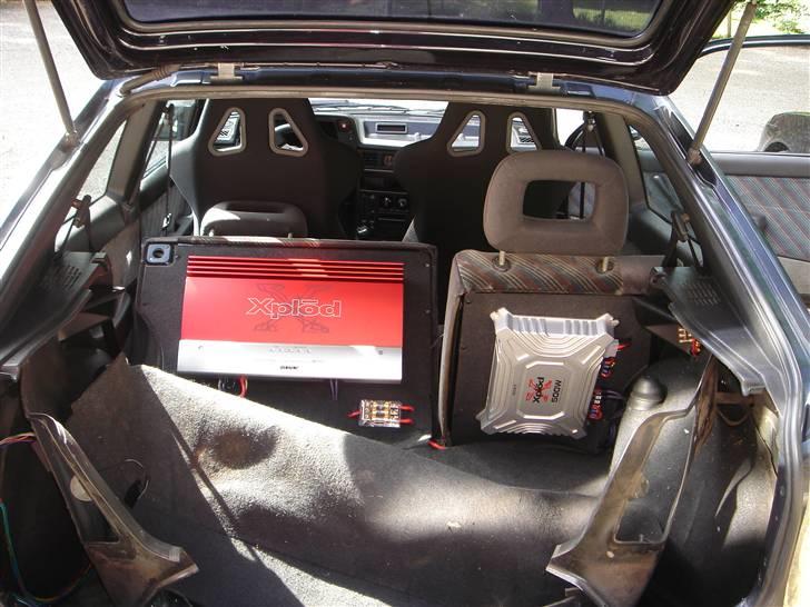 Opel Kadett GSI - Har ingen bas i, men den røde forstærker er klar til den. billede 6