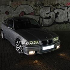 BMW 323 i coupe