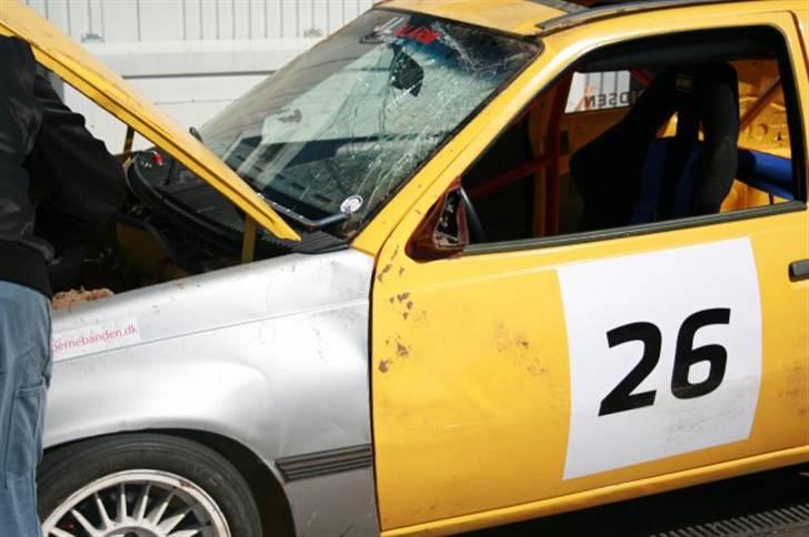 Opel Opel Kadett BaneRacer - efter 2 heat jeg mistet bagenden af bilen og røg i sandkassen sidelands og røg om på taget, bilen kører i nu men skal lige have rettet lidt buler ud i bilen og en forntrude billede 5