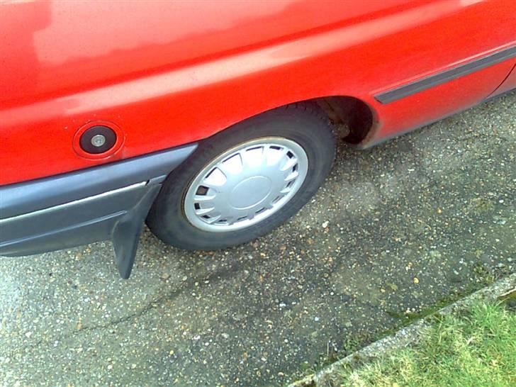 Ford escort - skaden dækket er blevet trukke ca 7 cm ind af billede 10