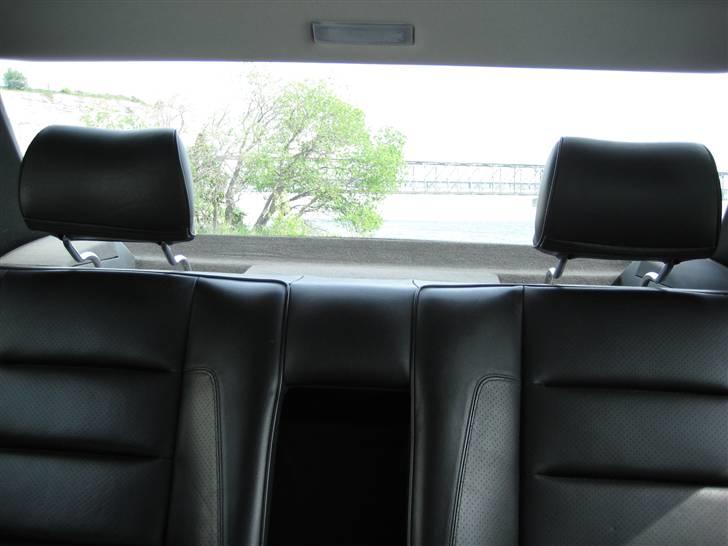 Mercedes Benz 300E AMG ***SOLGT*** - Bagsæderne med nakkestøtterne oppe billede 10