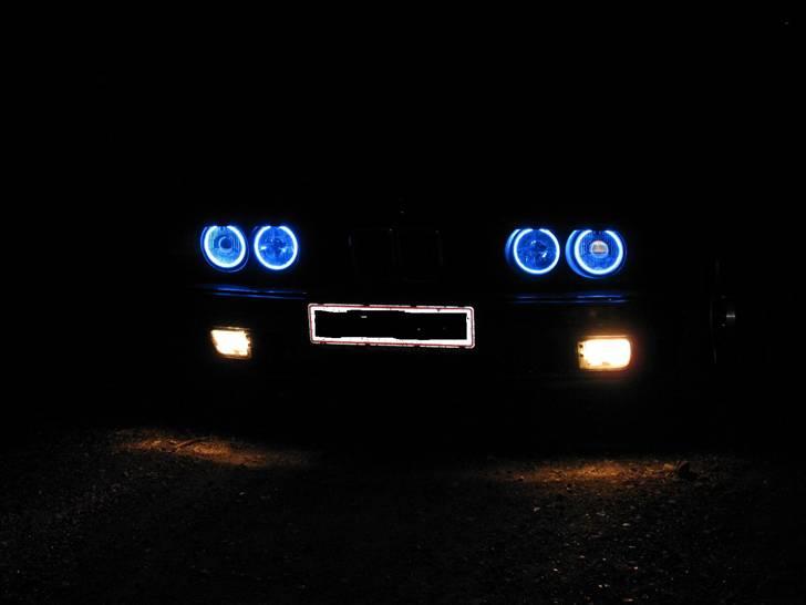 BMW 325 IAX ( SOLGT ) - Så blev mine Sorte De lygter færdige, med blå kold katode ringe,, og det er hjemmelavet, ser okay ud, men lyser nok lige lidt meget i mørke hehe. billede 15