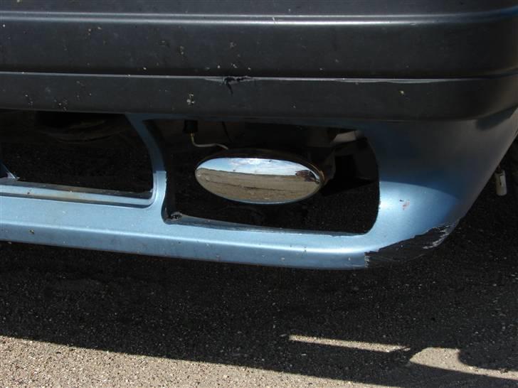 Volvo 740 GLE - Nåh ja.. jeg kan også selv skrabe lidt på kanter... Skal have fundet tågelygter der passer bedre til bilen, og lige skifte hele ledningsnettet til dem. billede 9