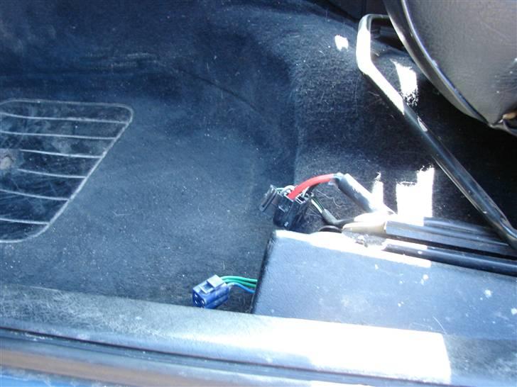 Volvo 740 GLE - Flere ledninger der mangler at blive tilsluttet. Skal dog skifte en del stik, da kabinen er fra en nyere model. billede 11