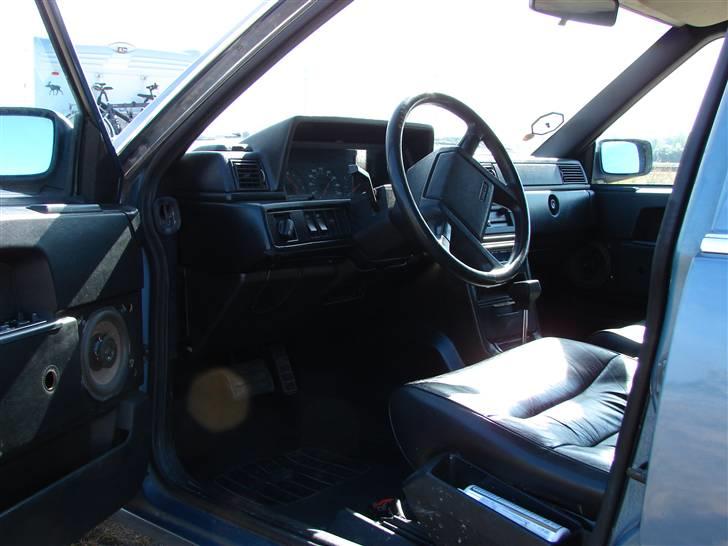 Volvo 740 GLE - Et ganske udmærket resultat af omlakering af instrumentbrættet. Det krævede dog en større rengøring at få skrubbet helt i bund på en 21 år gammel bil, inden maleriet kunne begynde. billede 12