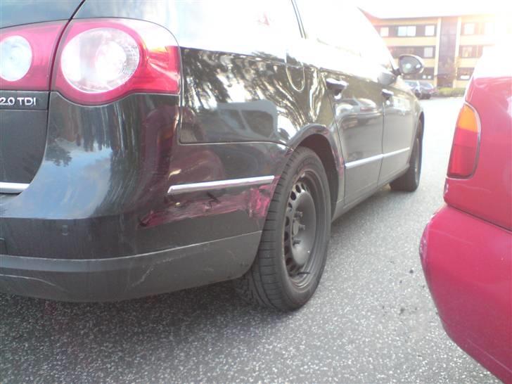 Mitsubishi Carisma 1.8 glx solgt - han mener så at jeg bakkede ind i ham.. ja klaaart -_- billede 15