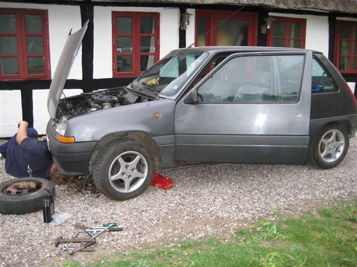 Renault 5 GTX - Midt i et trækaksel skift nu er begge sider blevet skiftet billede 4