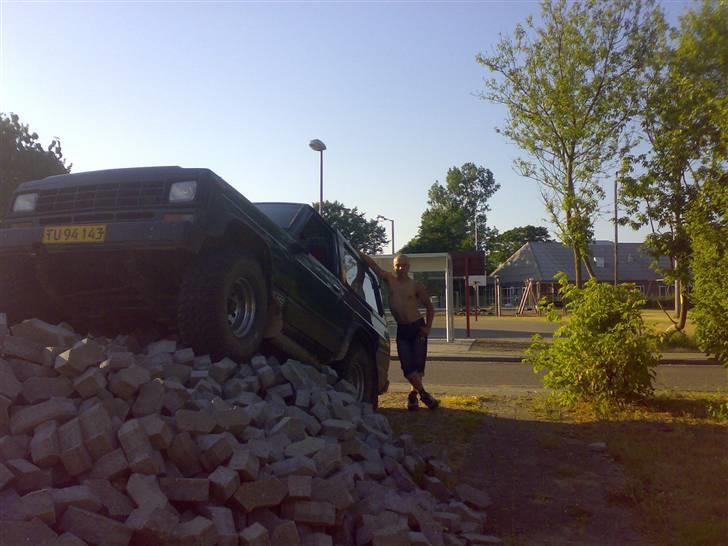 Nissan  *<patrol 4x4 3,3 TD>  - nogen havde smidt et læs SF sten i indkørslen og hvem siger de skal lægges køre da fint på dem nu hihi billede 8