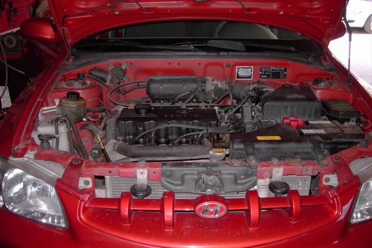 Hyundai Accent 1,5 GLS (SOLGT) - Kraftværket i vognen......Kører bare godt efter udskiftning af luftmængdemåler....En rengøring er dog tiltrængt . billede 5