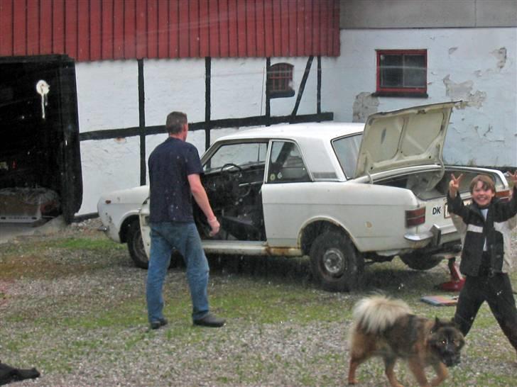 Ford cortina 1,3 MK 2 - Sådan så cortinaen ud da jeg købte den sidste år, motoren kunne ikke starte og bremserne hang. billede 2