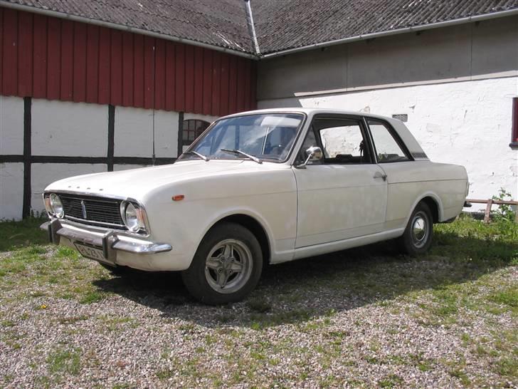 Ford cortina 1,3 MK 2 - Ja her har cortinaen en orignal ford RS fælg på, men fælgene sku først glas blæses og males billede 7