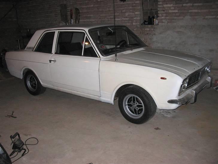 Ford cortina 1,3 MK 2 - her har den gamle ford fået de nymalede RS fælge på. billede 8