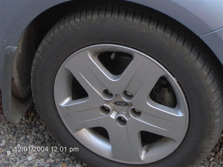 Ford focus - standart fælge :P ser godt ud langt væk billede 2