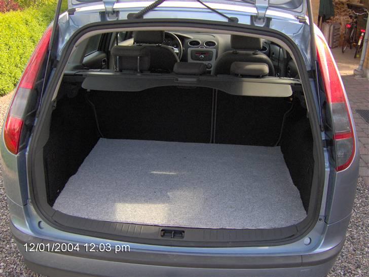 Ford focus - Det er der da plads til meget.. med hjemme lavet gulv tæppe  billede 6