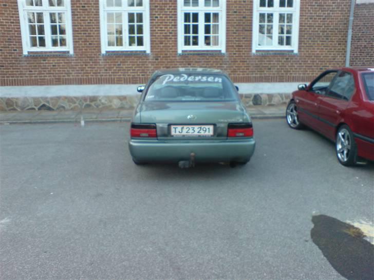 Toyota Corolla 1.3 Sedan Beat - skriften sat på af bedste billede 2