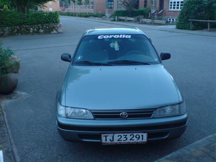 Toyota Corolla 1.3 Sedan Beat - Skriften i forruden, sat på af Bedste billede 8