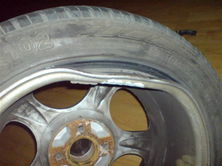 Toyota Corolla 1.3 Sedan Beat - en af de smadrede rial fælge (Tak til Dean) billede 12