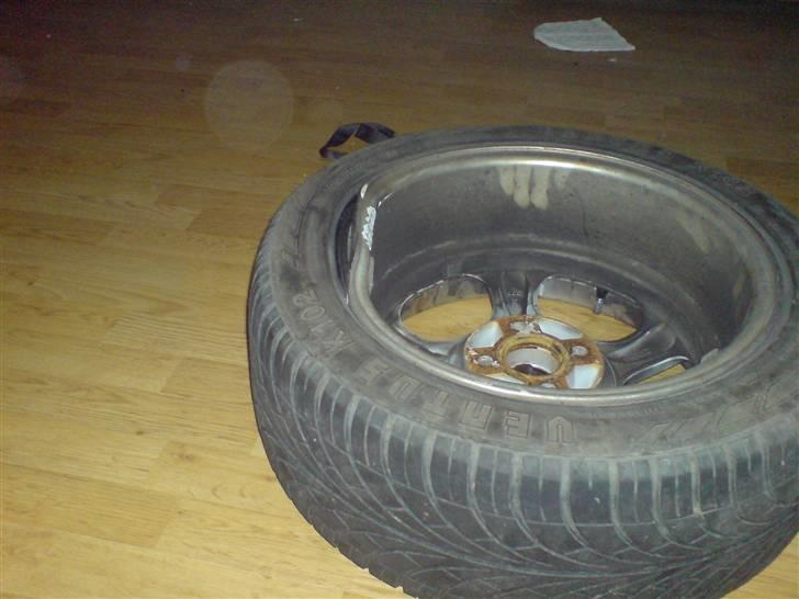 Toyota Corolla 1.3 Sedan Beat - en af de smadrede rial fælge (Tak til Dean) billede 13