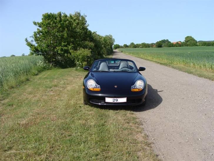 Porsche Boxster 986 Tiptronic - Hvis du ser bort fra blinklys og tågelygter, er det tydeligt at Boxsteren er en efterfølger til 550 Spyder og især 718 billede 1