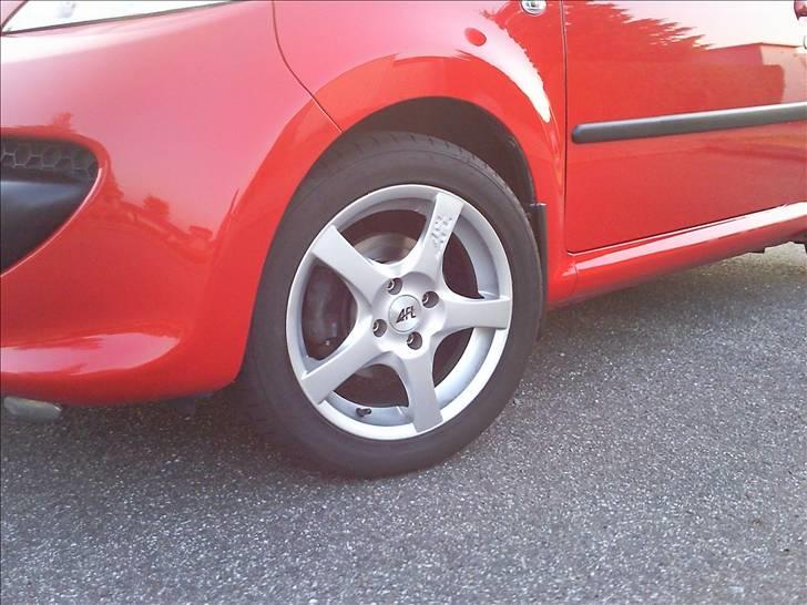 Peugeot 107 1,0  -Totalskadet- - Min nye AFL line Falcon med toyo dæk på billede 14