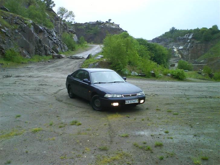 Mazda 626 combi coupe - havde den lige med i stenbrudet.. perfekt legeplads billede 3