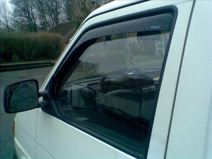 VW Transpoter 2,5 TDI - Vindafviser malet mat sorte billede 5