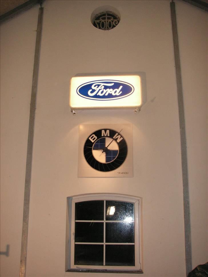 Ford Scorpio 2.9 V6 GLX solgt  - Sådan ser det ud inde i min hal/værksted...Joo, man er vel Ford-mand.. (og nu også BMW) Se mere i fotoalbum. billede 16