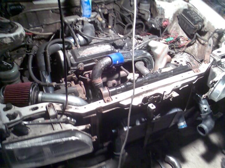 Toyota Corolla 1,3Turbo -SOLGT- - Lige et billede fra monteringen af intercooleren og ny rørføring billede 14