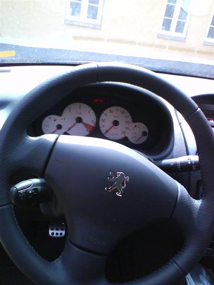 Peugeot 206 - synes hvide skiver ser for nice ud og så lige et lækker læderrat at holde om ;) billede 2