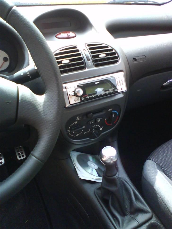 Peugeot 206 - ved godt radioen ikke sidder ordenlig, er nemli ved at lave anlæg så har ikke sat radoen ordenlig fast endnu billede 3