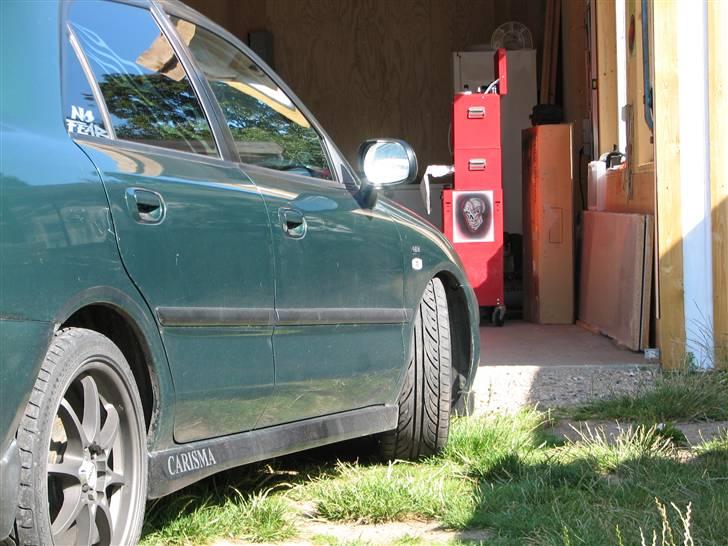 Mitsubishi Carisma - beskidt bil på en varm sommerdag billede 13