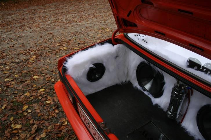 Opel Manta b -  begge sider kan klappes ned, så der kan ligge ting i skjul billede 5