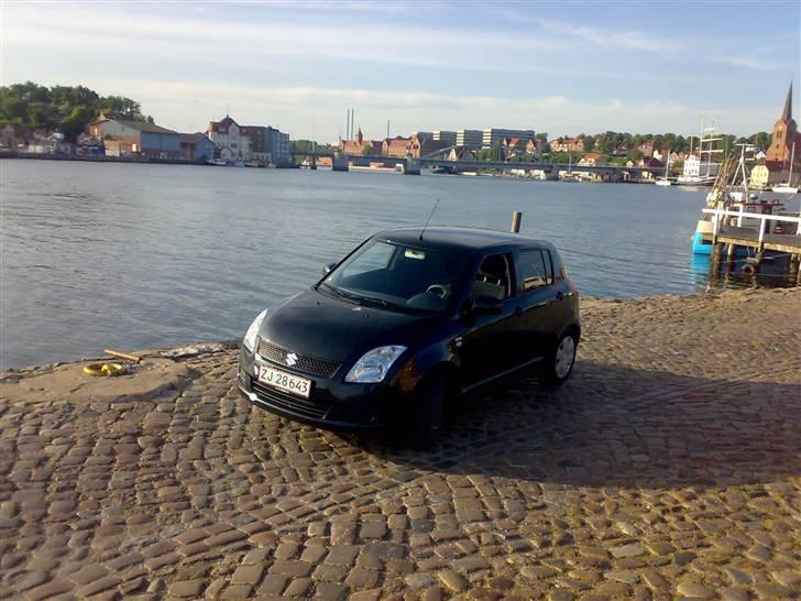Suzuki Swift, 5 Dørs,  - Billedet er taget ved Sønderborg Kirke billede 4