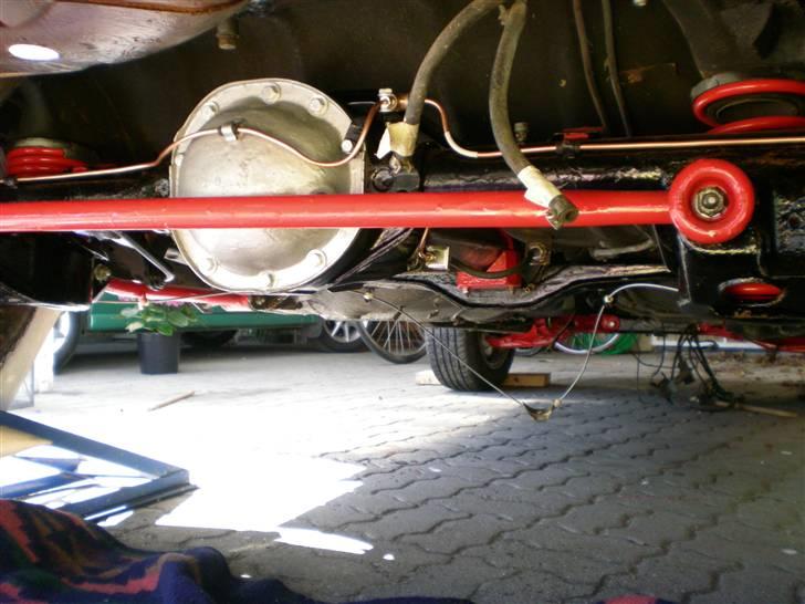 Opel Manta b CC'er (projekt) - Så er der bagtøj+nye bremserør. Det renoverede fortøj kan anes. billede 4