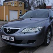 Mazda sedan 4 dørs.