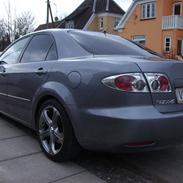 Mazda sedan 4 dørs.