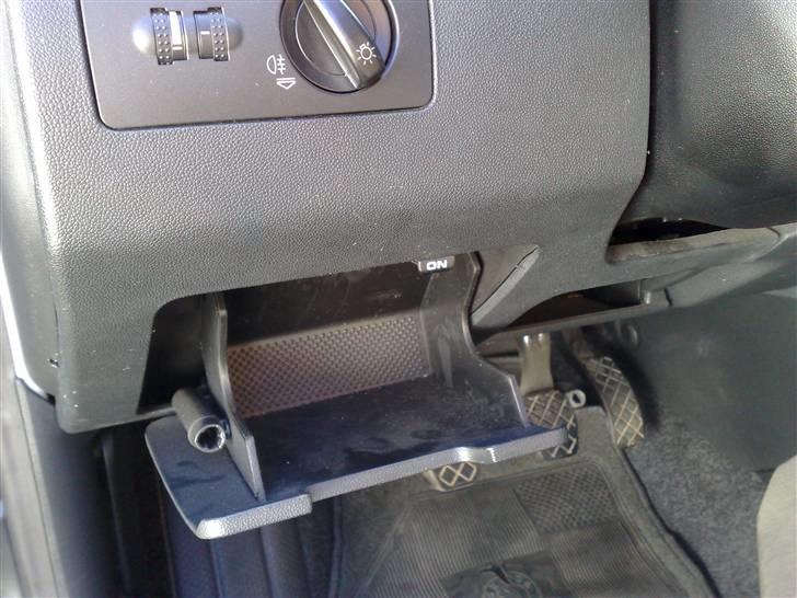 Skoda Fabia HTP Combi Ambiente - Her er et lille nedkølet rum til en dåse sodavand eller øl :) Den er i føresiden. Læg mærke til den lille ON knap der sidder lige midt i billedet. Det er til at slå køl til og fra billede 6