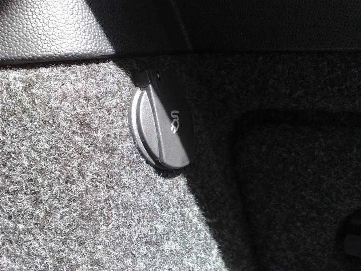 Skoda Fabia HTP Combi Ambiente - 12V-udtag i bagagerummet billede 8