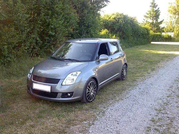 Suzuki Swift "Solgt" - Så kom mærkerne på siden af det pyntede sku billede 9