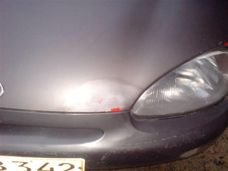 Mazda MX-3 1.6 16v {SOLGT} - Som den så ud da jeg fik den. Utrolig mat hjelm, hvor lakken faldt af i flager, og med skadet kofanger... ER blevet repareret-modifiseret og malet :-) billede 14